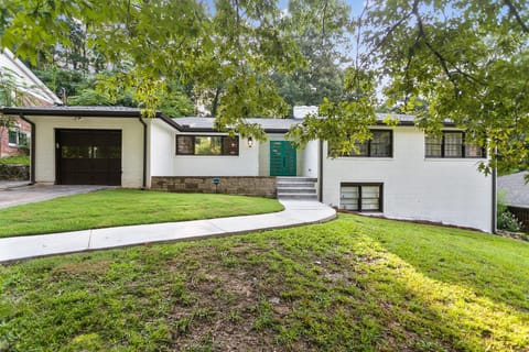 Designer 5 Bedroom with Backyard Downtown ATL House in Atlanta