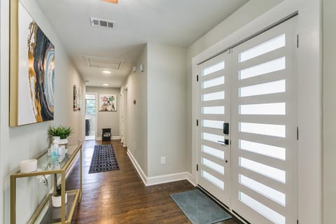 Designer 5 Bedroom with Backyard Downtown ATL House in Atlanta