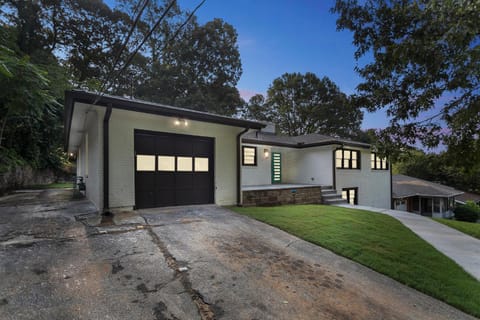 Designer 5 Bedroom with Backyard Downtown ATL House in Atlanta