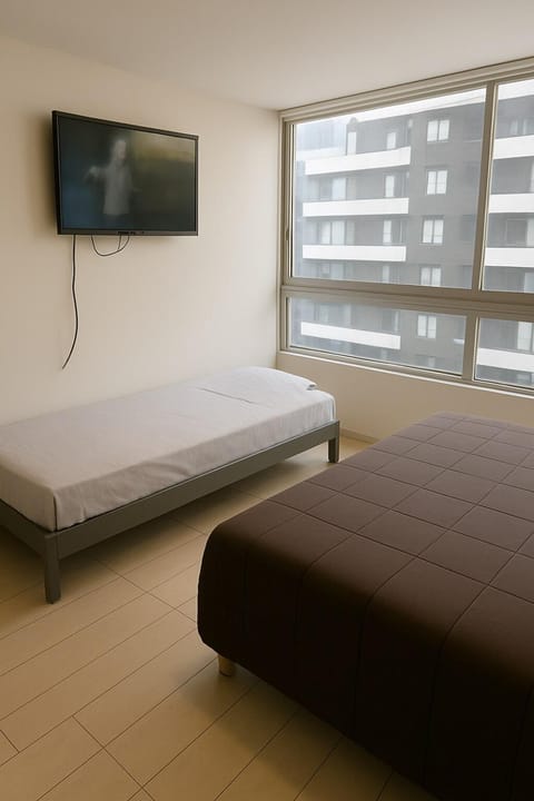 Bed, TV and multimedia, Photo of the whole room, Bedroom