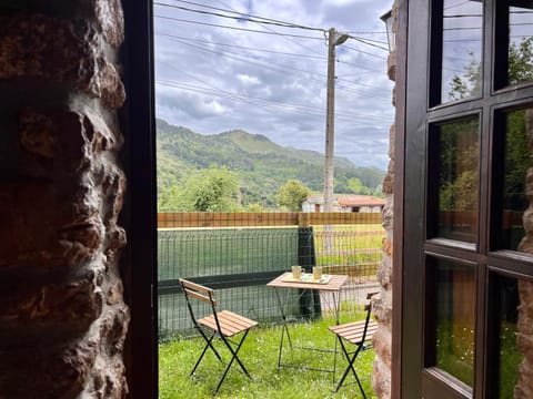 Natural landscape, Activities, BBQ facilities, Garden, View (from property/room), Balcony/Terrace, Seating area, Dining area, Hiking, Animals, Pets, Garden view, Landmark view, Mountain view, Area and facilities, Location, furniture, pet friendly