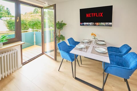 TV and multimedia, Seating area, Dining area