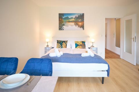 Bed, Photo of the whole room, Bedroom, towels