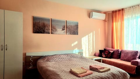 Bed, Living room, Photo of the whole room, Seating area, Bedroom, towels, air conditioner