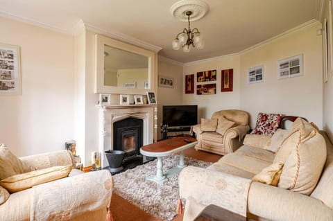 Communal lounge/ TV room, TV and multimedia, Living room, Seating area, Evening entertainment