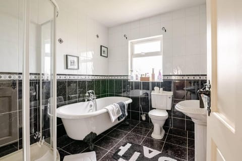 Shower, Toilet, Bathroom, Bath, bidet, towels