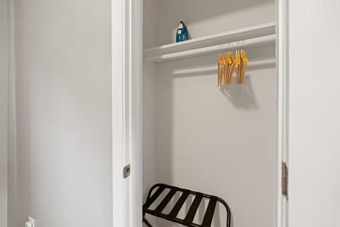 Elegant 5BR Home Sleeps 14 Minutes from DC - Russell Apartment in Alexandria