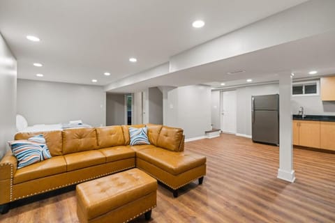 Elegant 5BR Home Sleeps 14 Minutes from DC - Russell Apartment in Alexandria