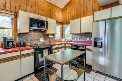 Ski, Hike and Fish Mtn-View Maggie Valley Retreat House in Maggie Valley