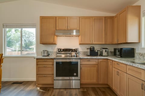 Quiet Home with Yard 2 Mi to Mall and Sparks Marina! House in Sparks