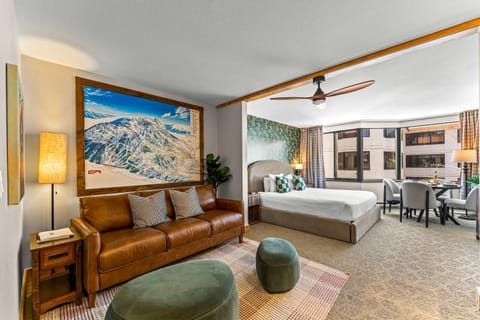 Bed, Seating area, Dining area