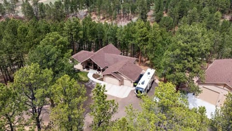 Lg 4-br 2-ba with pool table and 7 person -hottub 10 min to USAFA House in Black Forest