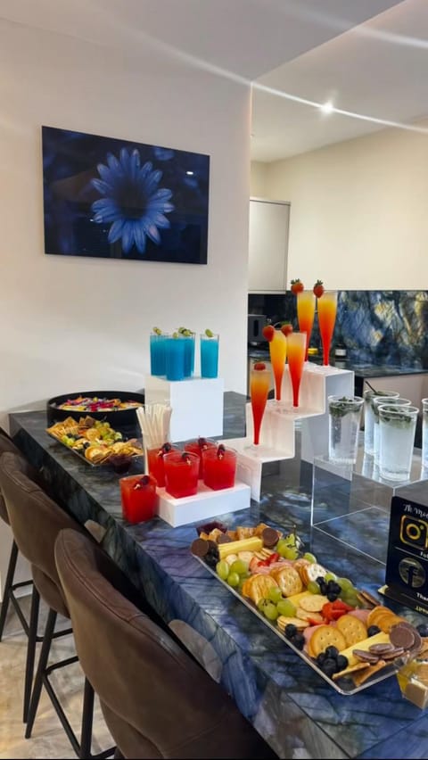 Food and drinks, Food, Breakfast, Continental breakfast, Buffet breakfast, Drinks