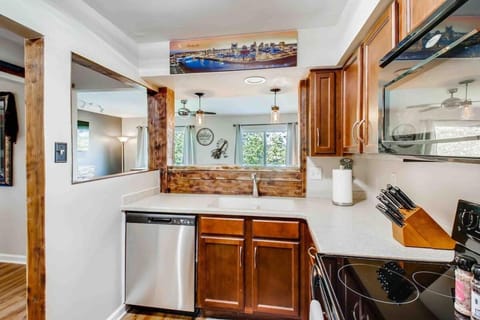 WineDown in Music City FREE Park POOL View Apartment in East Nashville