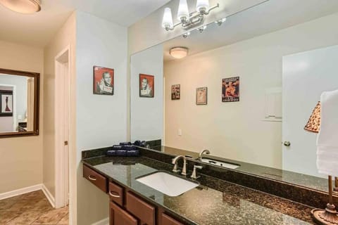 WineDown in Music City FREE Park POOL View Apartment in East Nashville