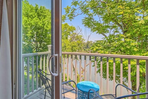 WineDown in Music City FREE Park POOL View Apartment in East Nashville