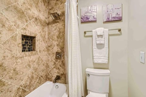 WineDown in Music City FREE Park POOL View Apartment in East Nashville