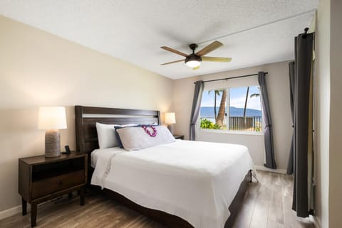 Bed, Natural landscape, Photo of the whole room, Bedroom, Sea view