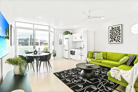 Kitchen or kitchenette, Living room, Seating area, Dining area, oven