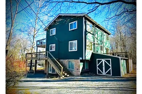 Sweet Darlene with Hot Tub, Game Room and Pet Friendly House in Tunkhannock Township