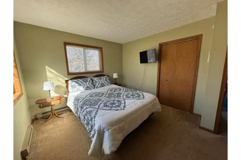 Sweet Darlene with Hot Tub, Game Room and Pet Friendly House in Tunkhannock Township