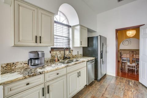 Peaceful 4BR Home - Yard, Family Comforts House in Terrytown