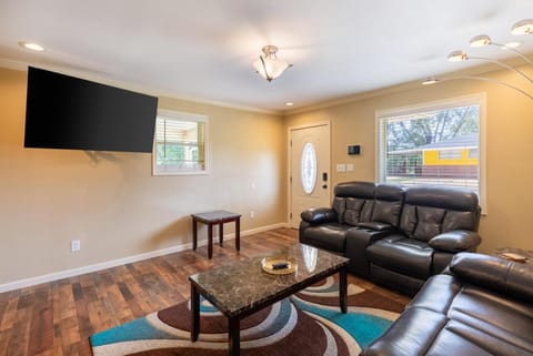 Comfortable 3BR Retreat Near Downtown Birmingham House in Bessemer