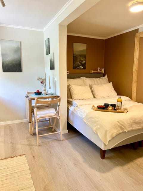 Bed, TV and multimedia, Photo of the whole room, Seating area, Dining area, Bedroom, towels