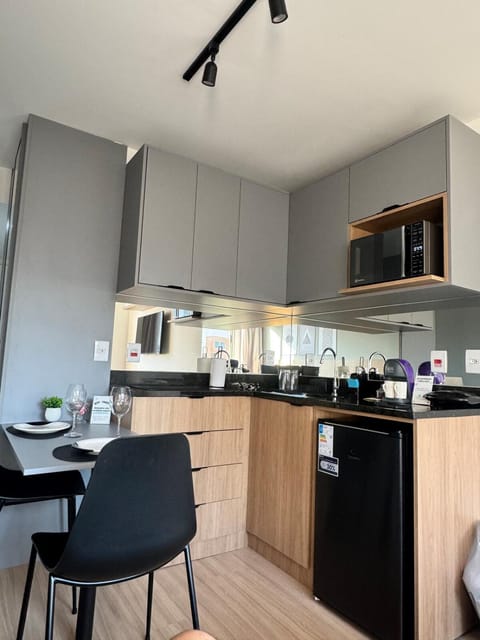 Coffee/tea facilities, Kitchen or kitchenette, Dining area, minibar, stove, toaster