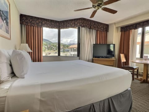 Bed, TV and multimedia, Bedroom, Mountain view