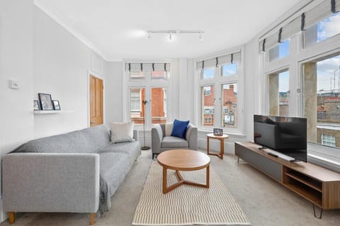 Communal lounge/ TV room, TV and multimedia, Living room, Seating area, Evening entertainment