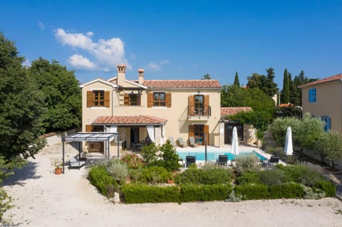 Property building, Garden, Garden, Swimming pool, sunbed