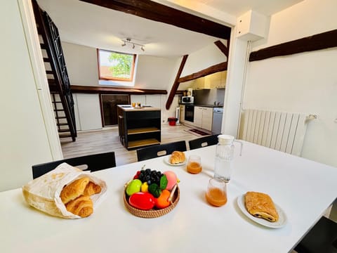 Kitchen or kitchenette, Dining area, washing machine