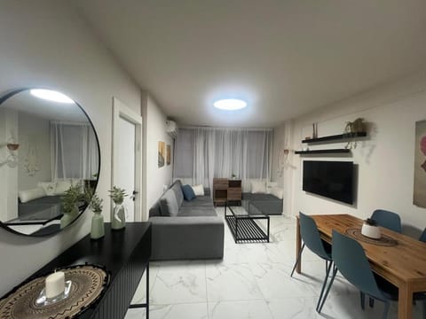 TV and multimedia, Living room, Seating area, Dining area