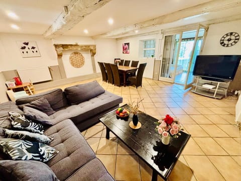 Communal lounge/ TV room, TV and multimedia, Living room, Seating area