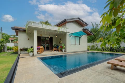 Property building, Day, Garden, Garden view, Pool view, Swimming pool