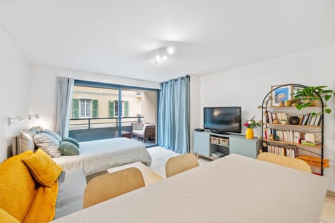 Bed, TV and multimedia, Balcony/Terrace, Balcony/Terrace, Living room, Photo of the whole room, Decorative detail, Decorative detail, Dining area, Bedroom, flat iron, internet, internet, wardrobe, air conditioner