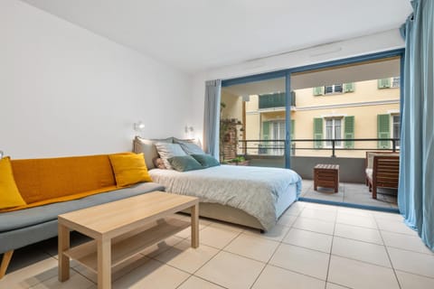 Bed, View (from property/room), Balcony/Terrace, Living room, Photo of the whole room, Decorative detail, Bedroom, internet, internet, wardrobe, air conditioner