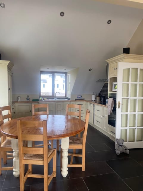 Kitchen or kitchenette, Seating area, Dining area