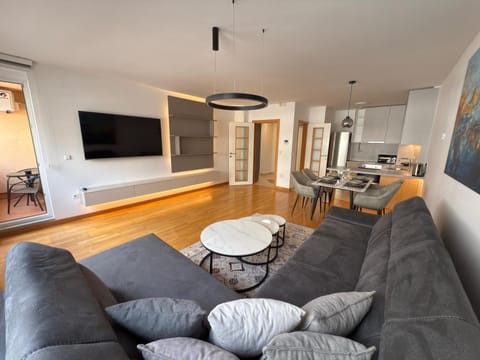 TV and multimedia, Living room, Seating area, Dining area, Evening entertainment
