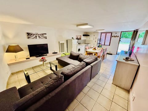 TV and multimedia, Kitchen or kitchenette, Living room, Seating area, Dining area