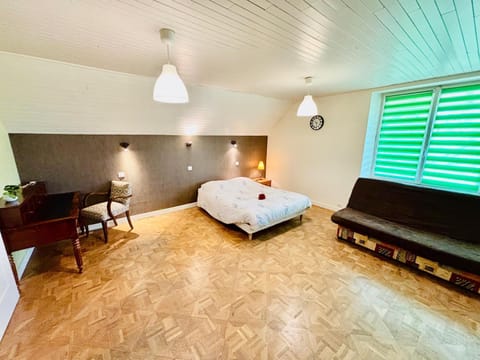 Bed, TV and multimedia, Living room, Photo of the whole room, Seating area, Bedroom