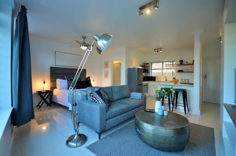 TV and multimedia, Kitchen or kitchenette, Living room, Seating area, Dining area, oven