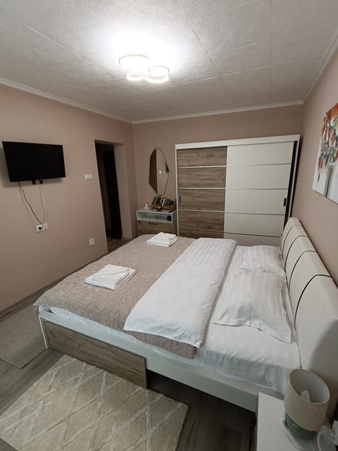 Bed, Library, TV and multimedia, wardrobe