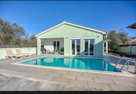 Property building, Patio, Garden, Pool view, Swimming pool, Swimming pool, sunbed