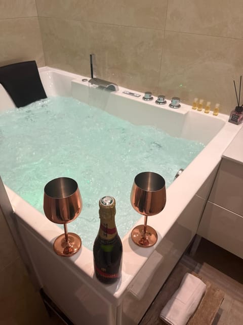 Hot Tub, Bathroom