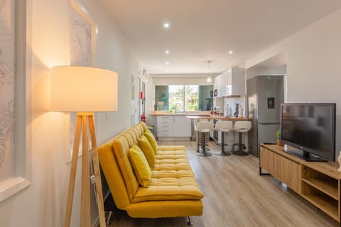 Communal lounge/ TV room, TV and multimedia, Kitchen or kitchenette, Living room, Seating area, Evening entertainment, air conditioner