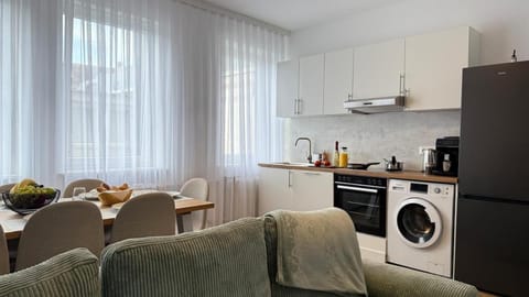 Coffee/tea facilities, Kitchen or kitchenette, Living room, Seating area, Dining area, dishwasher, oven, stove, washing machine