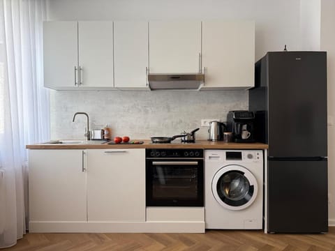 Coffee/tea facilities, Kitchen or kitchenette, dishwasher, oven, stove, washing machine