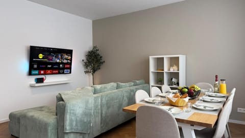 Communal lounge/ TV room, TV and multimedia, Living room, Seating area, Dining area, Evening entertainment